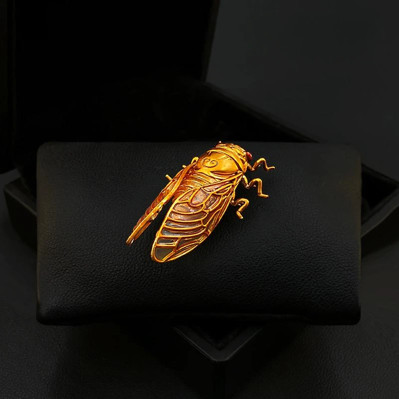 Golden Cicada Brooch with Beau - огляд і ціна Women Accessories Meaning